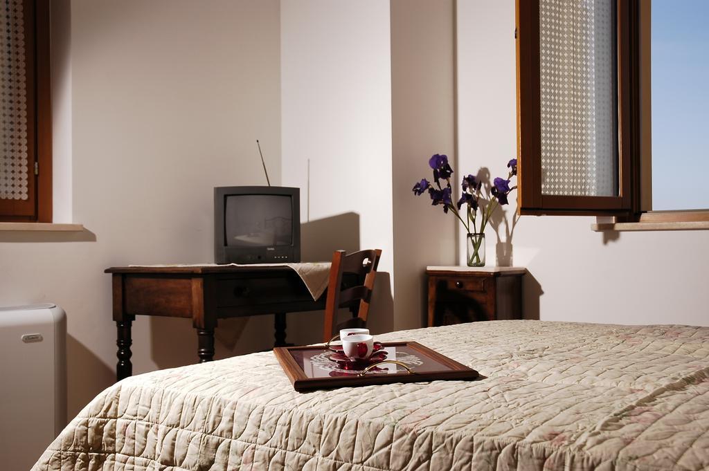 Gasthaus Briciola Di Sole Grottammare Zimmer foto